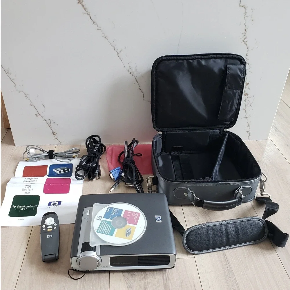 HP‎ XB31 Digital Projector Remote Carrying Case Cables Included Y2K